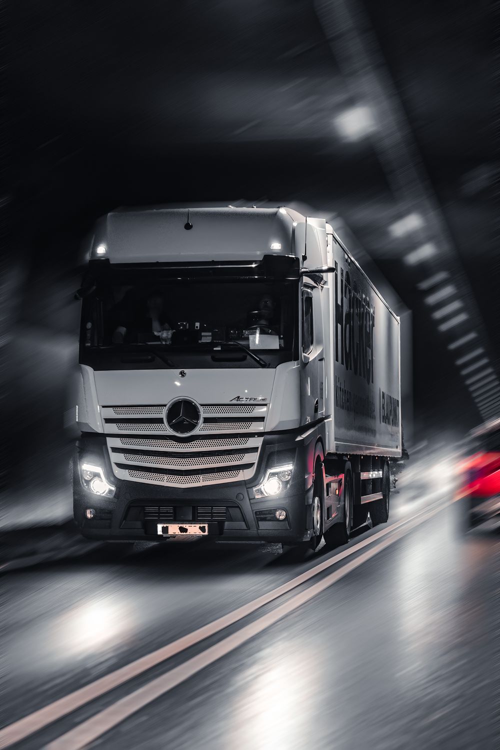 Yolda ilerleyen Mercedes-Benz Actros tır